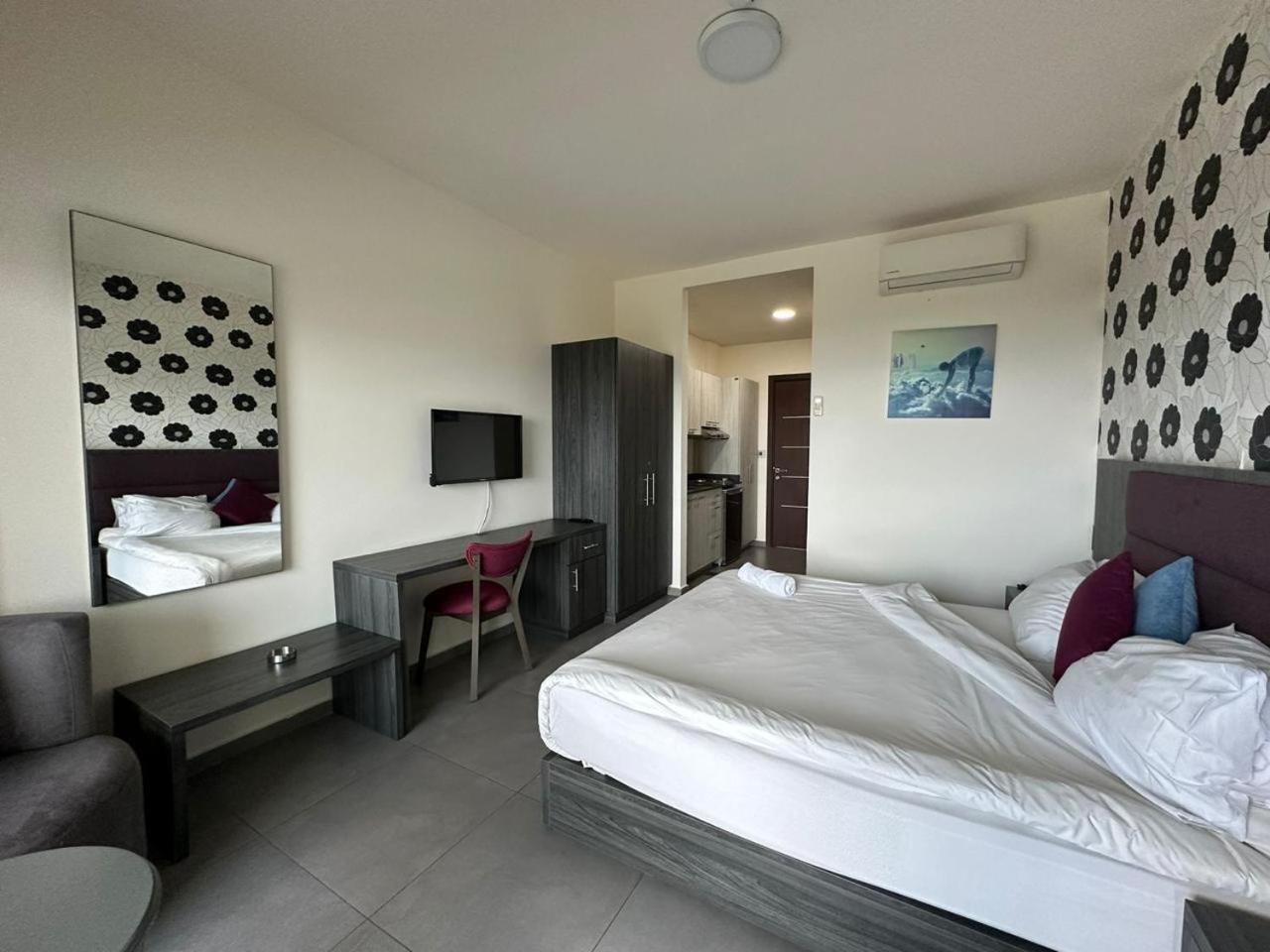 Le Six Hotel And Resort Batroun Ngoại thất bức ảnh